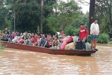 Sơ tán người dân bị ảnh hưởng bởi thảm họa vỡ đập tại tỉnh Attapeu. (Nguồn: Attapeu Today)