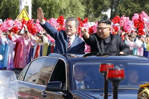 Ông Kim và ông Moon cùng vẫy chào người dân Bình Nhưỡng. (Nguồn: Chosun) 