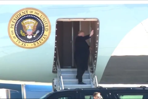 Tổng thống Donald Trump lên chuyên cơ Air Force One để tới Việt Nam. (Nguồn: NBC News)