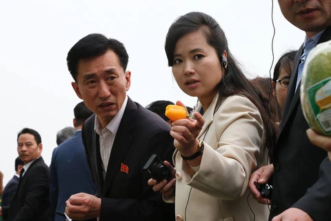 Nữ ca sỹ Hyon Song-wol đang ăn thử ớt tươi được trồng ở VinEco