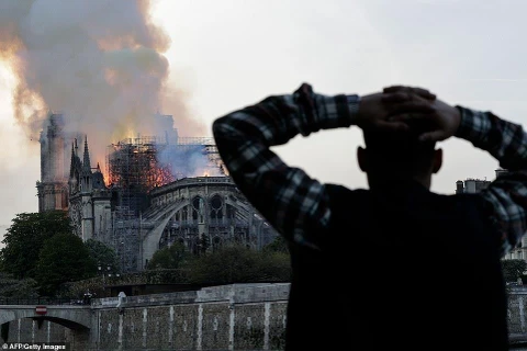 Vụ cháy là cú sốc lớn với nhiều người Paris. (Nguồn: Daily Mail)