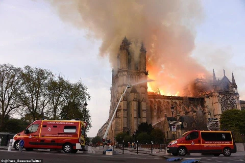 Bộ Nội vụ Pháp cho biết 400 lính cứu hỏa đã tham gia khống chế vụ cháy tại Nhà thờ Đức bà Paris. (Nguồn: Daily Mail)