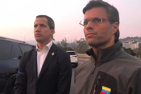 Ông Guaido (trái) đứng bên ông Lopez tại căn cứ không quân ở Caracas. (Nguồn: CNN)
