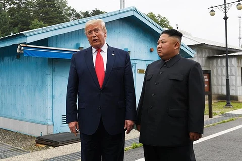 Tổng thống Trump chụp ảnh cùng nhà lãnh đạo Kim trên đất Triều Tiên ở DMZ. (Nguồn: Korea Times)