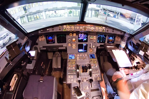 Phi công tác nghiệp bên trong khoang lái của một chiếc Airbus A320 (Nguồn: AFP/TTXVN)