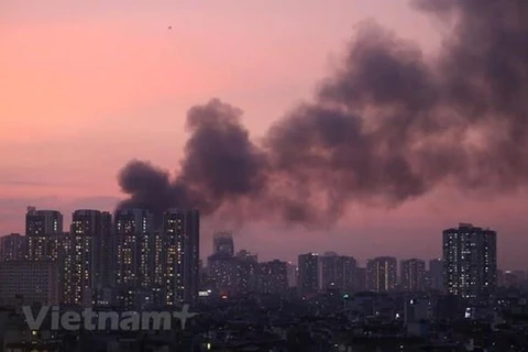 Vụ cháy Rạng Đông vào ngày 28/8 khiến khói đen bay ngùn ngụt. (Nguồn ảnh: Vietnam+)
