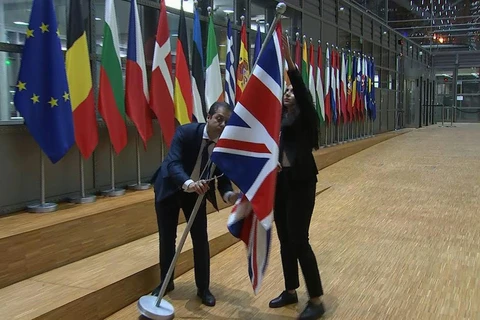 Quốc kỳ Anh được đưa đi khỏi khu vực cắm cờ các nước thành viên Hội đồng châu Âu. (Nguồn: YouTube)
