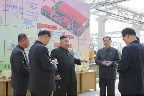 Ông Kim Jong un dự lễ khánh thành nhà máy sản xuất phân bón. (Nguồn: SBS)