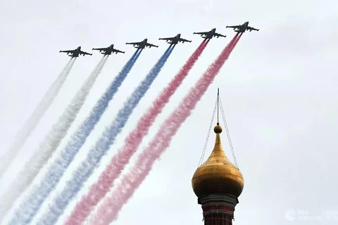 Nhiều loại máy bay hiện đại của Nga đã tham gia lễ diễu binh trên không. (Nguồn RT)