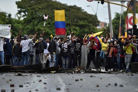 An ninh Colombia hứng mưa gạch đá trong các cuộc biểu tình chết chóc