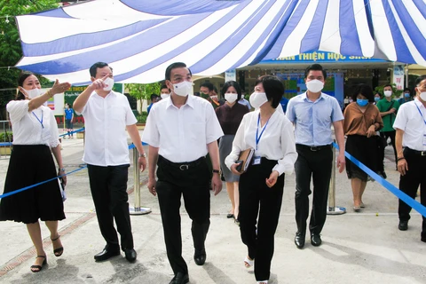 Hiệu trưởng trường THCS Bế Văn Đàn, cô Đào Thị Hồng Hạnh (phải), giới thiệu về hoạt động chuẩn bị của trường với Chủ tịch Hà Nội Chu Ngọc Anh. (Ảnh: Tường Linh)