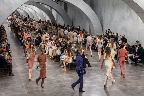 Fendi mở màn Tuần lễ thời trang Milan bằng bộ sưu tập mới. (Nguồn: CNN)