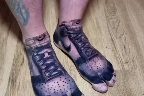 Một người đàn ông ở Anh đã gây chú ý khi xăm hình giày thể thao lên chân. (Nguồn: Oddity Central)
