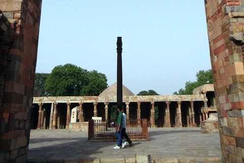 Bí ẩn cây cột sắt Qutub Minar không bị rỉ sau 1.600 năm 