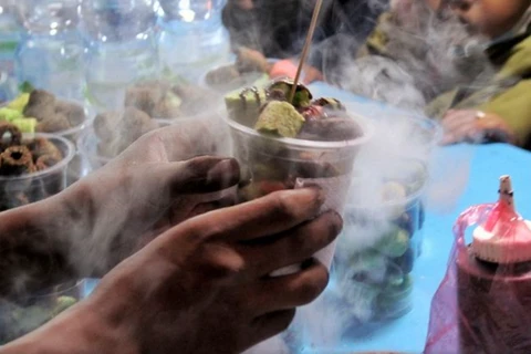Indonesia báo động trước việc trẻ bỏng dạ dày vì ăn món "hơi thở rồng"
