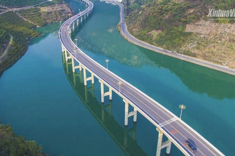 Kỳ lạ xa lộ nối Thượng Hải và Thành Đô chạy giữa dòng sông Tương Tây