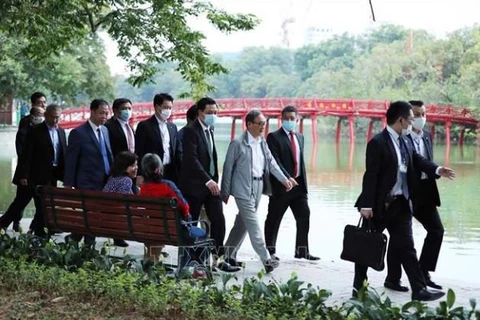 Thủ tướng Nhật Bản Suga Yoshihide dạo bộ quanh Hồ Gươm hồi năm 2020. (Ảnh: TTXVN)