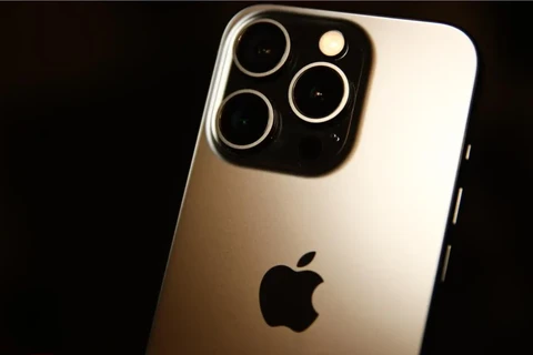 Apple đã phát cảnh báo về hoạt động tấn công bằng phần mềm gián điệp tới người sử dụng iPhone. (Nguồn: Forbes)