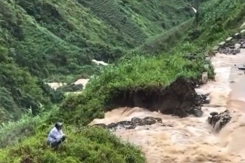 Sốc với cảnh nước lũ phá tan hoang đường xuống sông Nho Quế ở Hà Giang