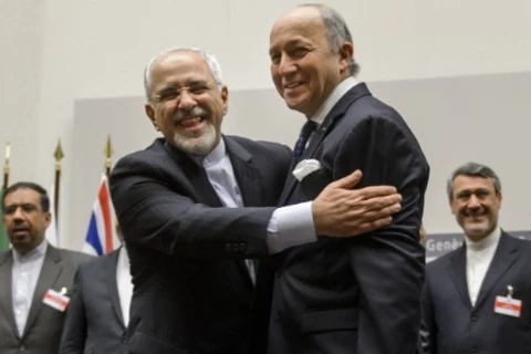 Ngoại trưởng Iran Mohammad Javad Zarif (trái) và người đồng cấp Pháp Laurent Fabius tại buổi ra tuyên bố về thỏa thuận. (Ảnh: AFP/Getty Images)