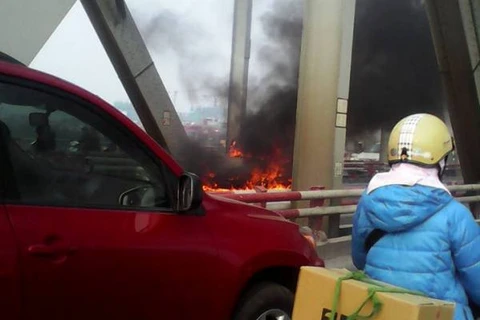 Cháy xe ôtô trên cầu Chương Dương vào giờ cao điểm