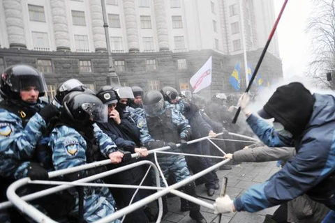 Hàng trăm nghìn người Ukraine đụng độ với cảnh sát