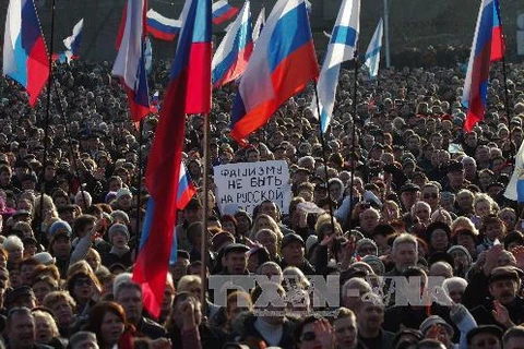 Khoảng 10.000 người Ukraine ủng hộ chính sách thân Nga đã tuần hành tại Sevastopol phản đối chính biến (Nguồn: TTXVN)