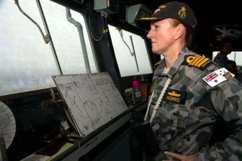 Thuyền trưởng tàu hải quân HMAS của Australia có mặt tại khu vực tìm kiếm ở Nam Ấn Độ Dương. (Ảnh: Reuters)