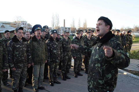 Ukraine ban lệnh rút toàn bộ quân khỏi bán đảo Crimea