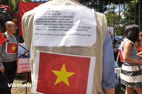 Cộng đồng người Việt tại Italy biểu tình trước sứ quán Trung Quốc