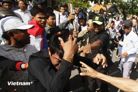 Đối lập Campuchia biểu tình, đụng độ làm hàng chục người bị thương
