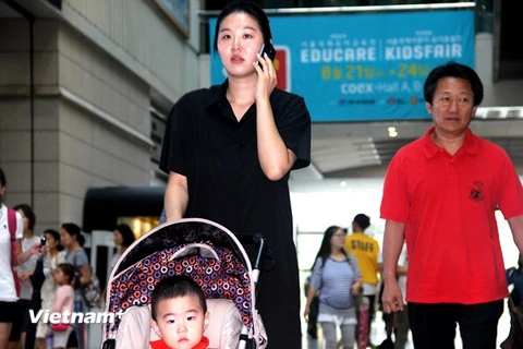 Hàng vạn người Hàn náo nức đổ về thiên đường mua sắm Educare Fair