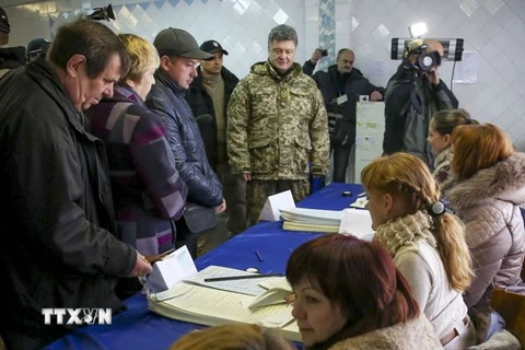 Khối Poroshenko tạm dẫn đầu trong cuộc bầu cử Quốc hội Ukraine