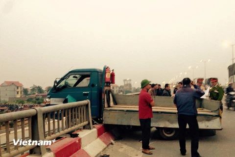 Xe tải húc tung người lái xe máy qua lan can cầu Thanh Trì