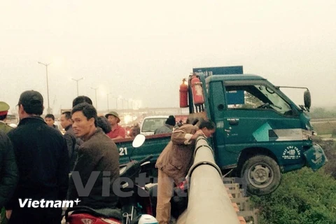 [Video] Vụ xe tải húc người lái xe máy bay qua lan can cầu Thanh Trì