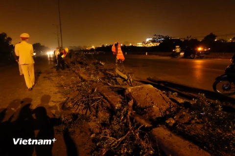 [Photo] Hiện trường vụ ôtô húc tung 50m dải phân cách trên Quốc lộ 5