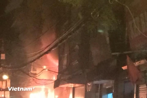 [Photo] Cận cảnh vụ cháy cửa hàng bàn ghế trên đường Đê La Thành