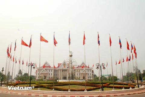 [Photo] Vientiane rực rỡ dịp kỷ niệm 60 năm thành lập Đảng NDCM Lào