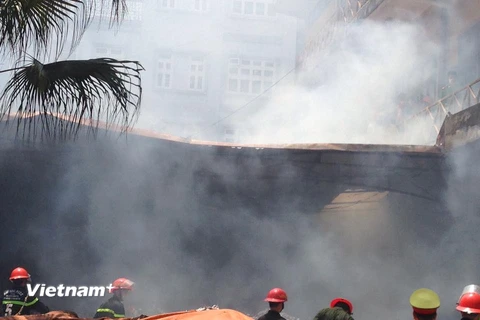 Cháy lớn gần kho xăng trên đường Nguyễn Tuân, quận Thanh Xuân