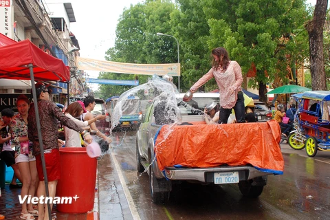 [Photo] Những "cuộc chiến đường phố" trong lễ hội cổ truyền Bun Pi May