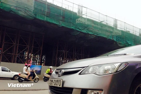 Xà beng rơi trúng ôtô Civic đang lưu thông trên đường Nguyễn Trãi