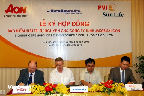 Lễ ký hợp đồng của PVI Sun Life và Jakob Saigon. (Ảnh: Hoàng Hải/Vietnam+)