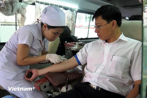 Nhân viên Bảo Minh tình nguyện tham gia hiến máu nhân đạo. (Ảnh: Hoàng Hải/Vietnam+)