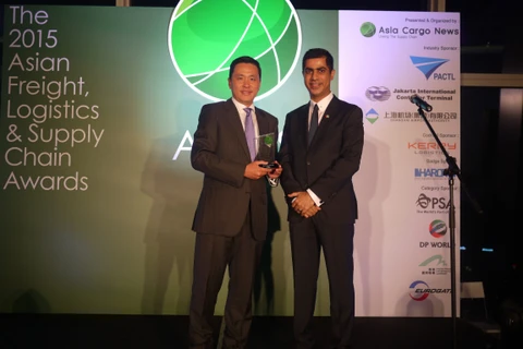 Giám đốc điều hành FedEx Express Hong Kong và Macau Anthony Leung (trái) nhận kỷ niệm chương Nhà khai thác chuyển phát nhanh tốt nhất tại Lễ trao giải Các dịch vụ chuỗi cung ứng, hậu cần và vận chuyển Châu Á 2015. (Ảnh: FedEx) 