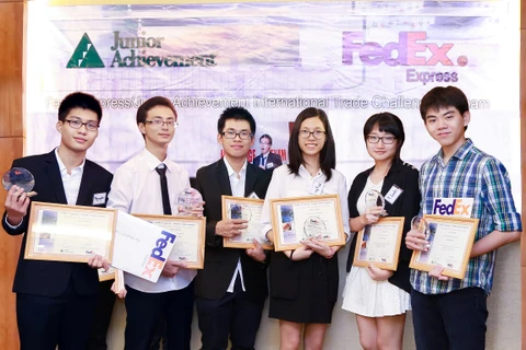 Những học sinh đại diện cho Việt Nam tham gia vòng chung kết khu vực tại Singapore. (Ảnh: FedEx)