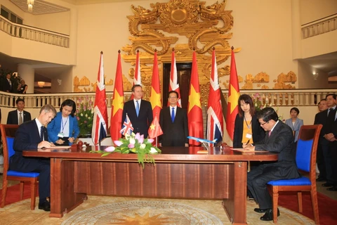 Lễ ký kết diễn ra trước sự chứng kiến của Thủ tướng Nguyễn Tấn Dũng và người đồng cấp David Cameron. (Ảnh: Rolls-Royce)