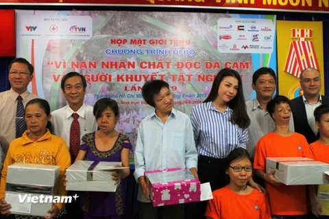 Hoạt động trao quà cho các nạn nhân chất độc da cam năm 2015. (Ảnh: Hoàng Hải/Vietnam+)