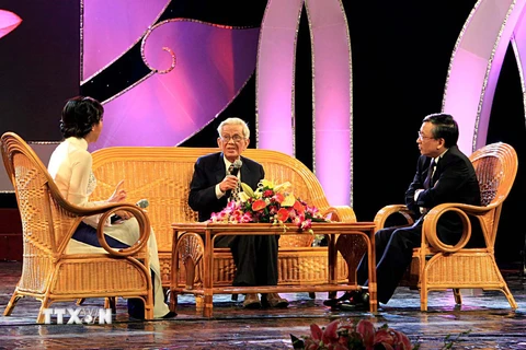 Nhà báo Hữu Thọ (giữa) và PGS Nguyễn Tiến Quyết (phải), Giám đốc Bệnh viện Hữu nghị Việt Đức giao lưu với chương trình nhân kỷ niệm 58 năm Ngày Thầy thuốc Việt Nam (27/2), tối 25/2/2013, tại Hà Nội. (Ảnh: TTXVN)