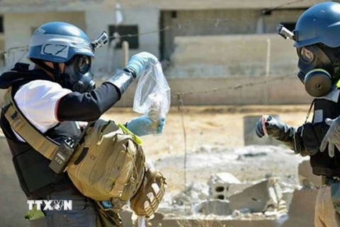 Một cuộc thanh sát vũ khí hóa học của các chuyên gia Liên hợp quốc tại Syria. (Ảnh: AFP/TTXVN)