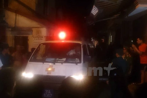 Xe cứu thương đưa các nạn nhân trong vụ nổ tới bệnh viện cấp cứu. (Ảnh: PV/Vietnam+)